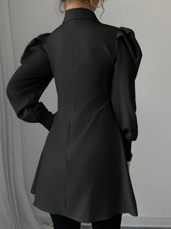 Marškiniai su ilgomis rankovėmis, poliesterio audinys su keturių krypčių elastumu, laisvas kirpimas, turn-down apykaklė, sagų užsegimas vienoje eilėje