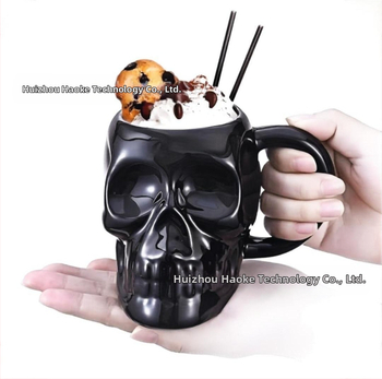 Keramikas krūze ar skeleta galvu, Helovīna tēma, iepakota papīra kastē, piemērota kā biznesdāvana