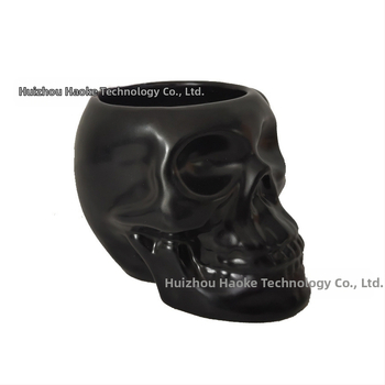 Keramikas krūze ar skeleta galvu, Helovīna tēma, iepakota papīra kastē, piemērota kā biznesdāvana