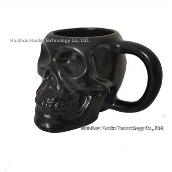 Keramikas krūze ar skeleta galvu, Helovīna tēma, iepakota papīra kastē, piemērota kā biznesdāvana