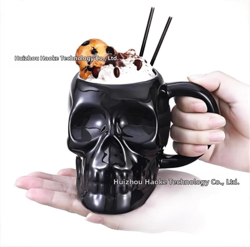 Keramikas krūze ar skeleta galvu, Helovīna tēma, iepakota papīra kastē, piemērota kā biznesdāvana