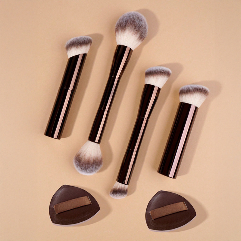 15 gab. makijaža komplektā: 13 profesionālas otas ar alumīnija cauruli un 2 gaisa pūderi