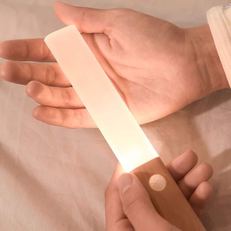 Krustveid nakts gaisma ar kustības sensoru, koka imitācija, uzlādējama LED sienas lampiņa ar magnētisku piestiprināšanu