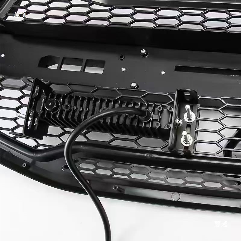 Universālais metāla pastiprinājuma stiprinājums automašīnas radiatora režģim (slēgta uzstādīšana, izturīgs pret koroziju, saderīgs ar LED lukturiem)