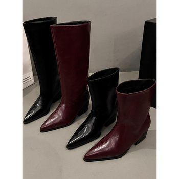 Sieviešu garās zābaki – smailais purngala, augsts kājas garums, plats papēdis, vidējais papēdis 3–5 cm, virsma no sintētiskās ādas