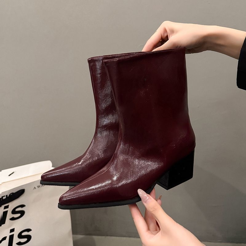 Sieviešu garās zābaki – smailais purngala, augsts kājas garums, plats papēdis, vidējais papēdis 3–5 cm, virsma no sintētiskās ādas