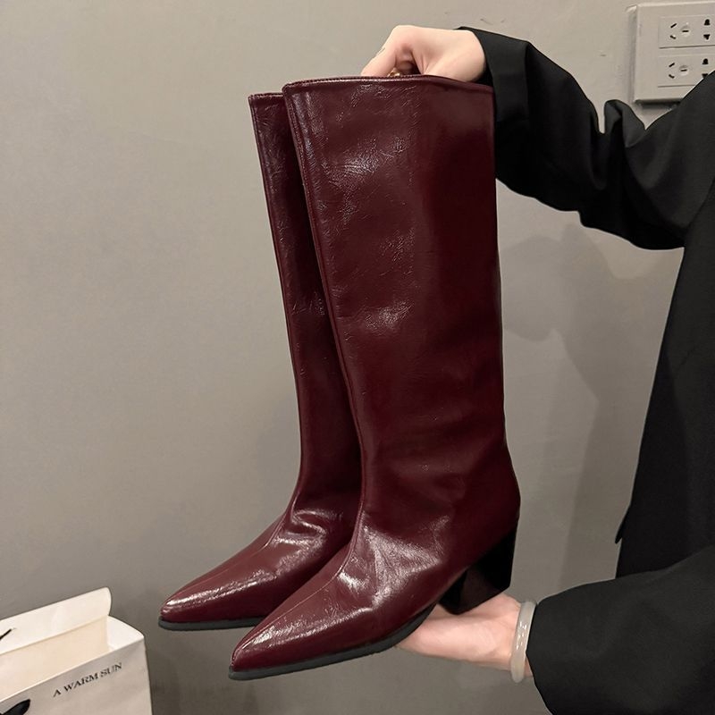 Sieviešu garās zābaki – smailais purngala, augsts kājas garums, plats papēdis, vidējais papēdis 3–5 cm, virsma no sintētiskās ādas