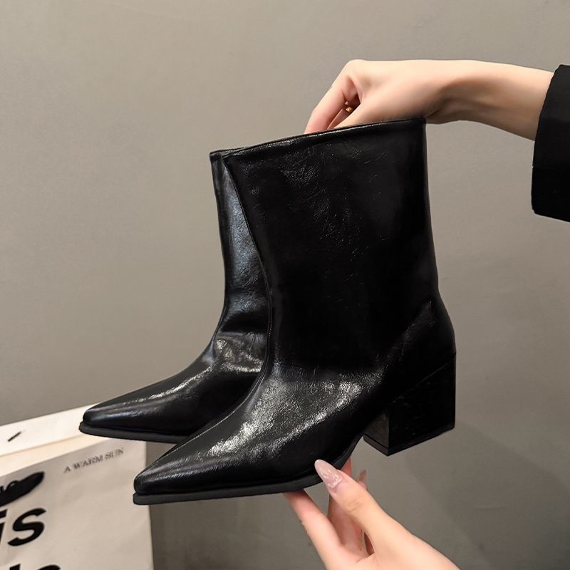 Sieviešu garās zābaki – smailais purngala, augsts kājas garums, plats papēdis, vidējais papēdis 3–5 cm, virsma no sintētiskās ādas