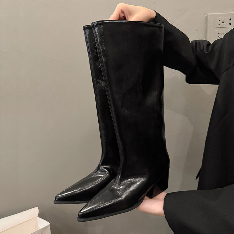 Sieviešu garās zābaki – smailais purngala, augsts kājas garums, plats papēdis, vidējais papēdis 3–5 cm, virsma no sintētiskās ādas