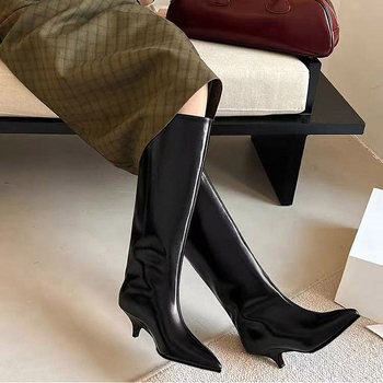 Moteriški mados batai - aukštas viršūnės, smailus pirštas, vidutinio aukščio kulnas 3–5 cm, PU viršus, guminė padas