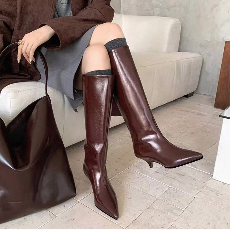 Moteriški mados batai - aukštas viršūnės, smailus pirštas, vidutinio aukščio kulnas 3–5 cm, PU viršus, guminė padas