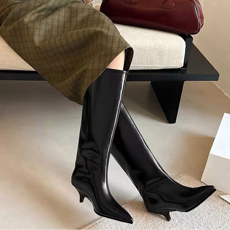 Moteriški mados batai - aukštas viršūnės, smailus pirštas, vidutinio aukščio kulnas 3–5 cm, PU viršus, guminė padas