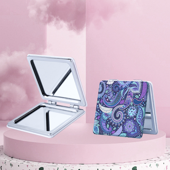 Saliekams grima spogulis ar Eiropas retro rakstu – portatīvs, zīmols NND; rāmis PU/PS/PVC; lēcas materiāls: cits; pilnais materiāls: PU āda, nerūsējošs tērauds, PC stikls; drukāts logo: jā; pielāgošana: jā