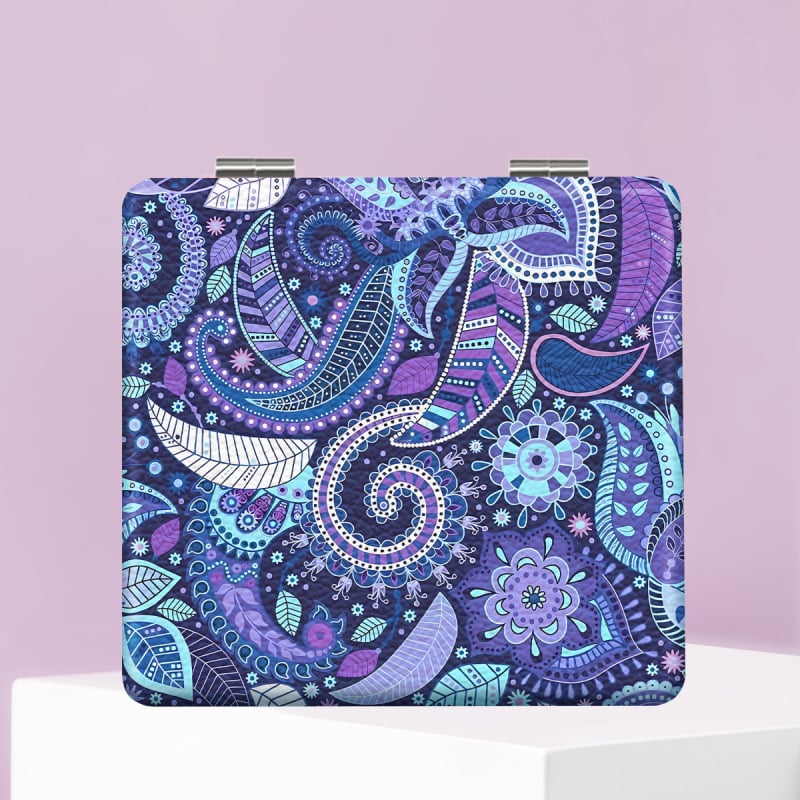 Saliekams grima spogulis ar Eiropas retro rakstu – portatīvs, zīmols NND; rāmis PU/PS/PVC; lēcas materiāls: cits; pilnais materiāls: PU āda, nerūsējošs tērauds, PC stikls; drukāts logo: jā; pielāgošana: jā