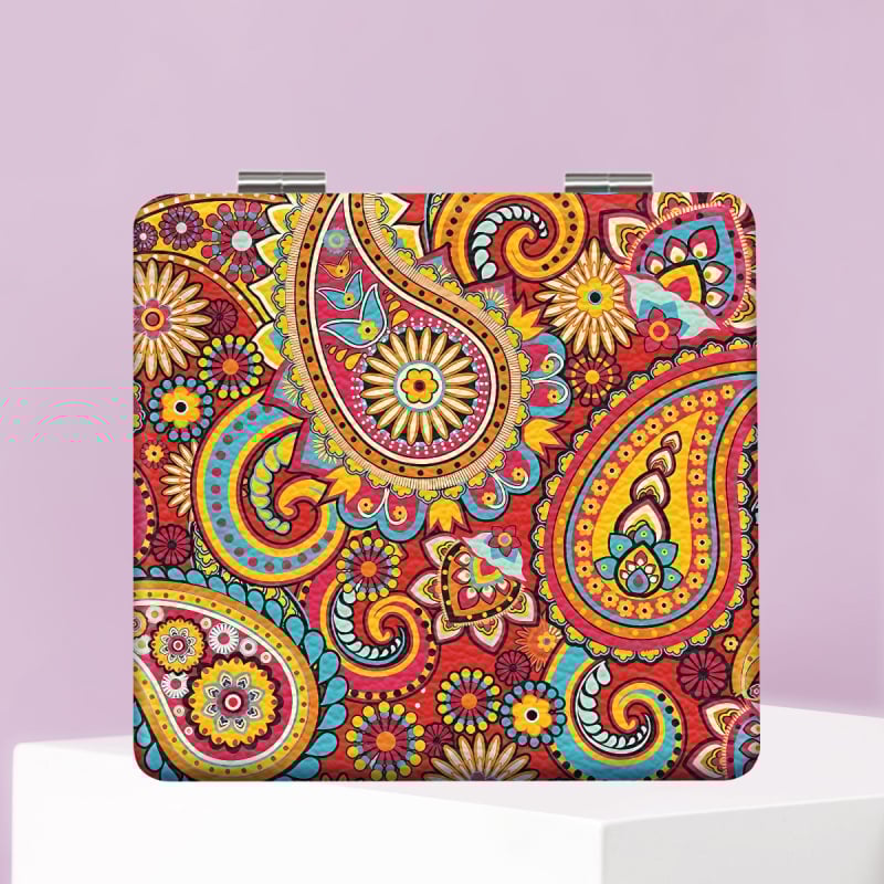 Saliekams grima spogulis ar Eiropas retro rakstu – portatīvs, zīmols NND; rāmis PU/PS/PVC; lēcas materiāls: cits; pilnais materiāls: PU āda, nerūsējošs tērauds, PC stikls; drukāts logo: jā; pielāgošana: jā