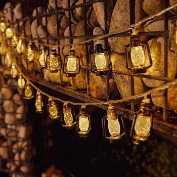 LED kerosino butelių šviesų grandinė kempingui – maitinimas baterija ir USB, įtampa ≤36V, mygtuko valdymas, IP54, modelis: Kerosene light string
