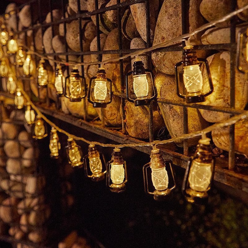 LED kerosino butelių šviesų grandinė kempingui – maitinimas baterija ir USB, įtampa ≤36V, mygtuko valdymas, IP54, modelis: Kerosene light string
