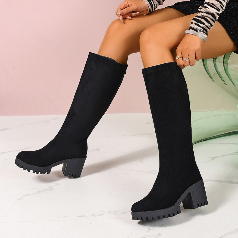 Sieviešu jāšanas zābaki ar augstu garumu, aizmugurējs rāvējslēdzējs, apaļa purngala, vidēja papēļa augstums 3-5 cm