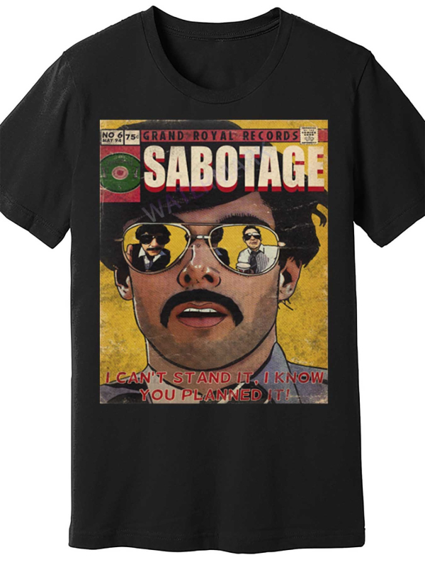 Sabotage satriecot grafikas T-krekls – brīvs piegriezums, apaļais kakls, īsās piedurknes, druka