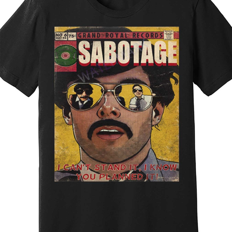 Sabotage satriecot grafikas T-krekls – brīvs piegriezums, apaļais kakls, īsās piedurknes, druka