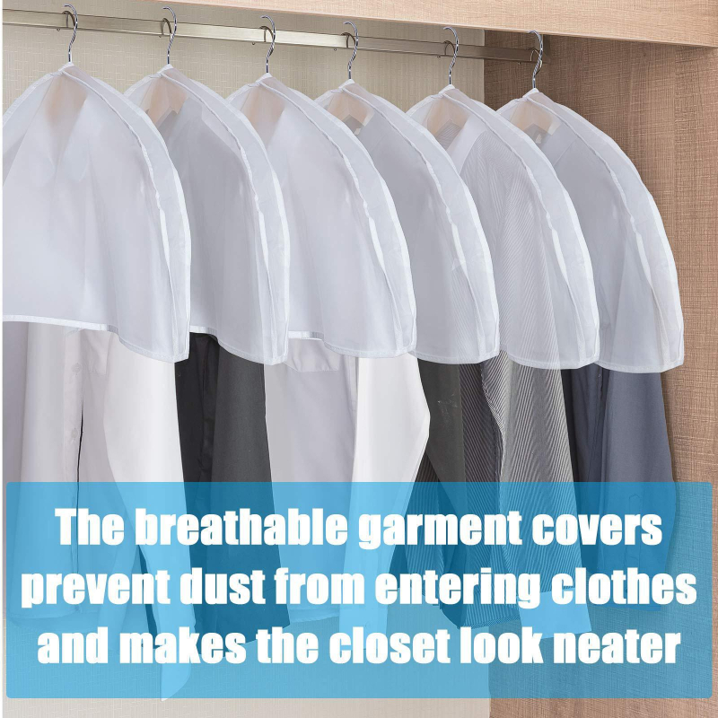 Plastmasas apģērbu pārsegs garderobei – putekļu aizsardzība un sezonāla uzglabāšana, vienkāršs un mūsdienīgs stils guļamistabai.