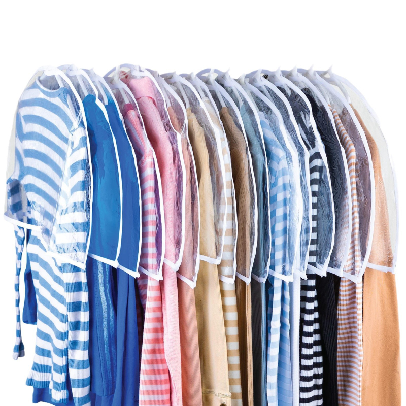 Plastmasas apģērbu pārsegs garderobei – putekļu aizsardzība un sezonāla uzglabāšana, vienkāršs un mūsdienīgs stils guļamistabai.