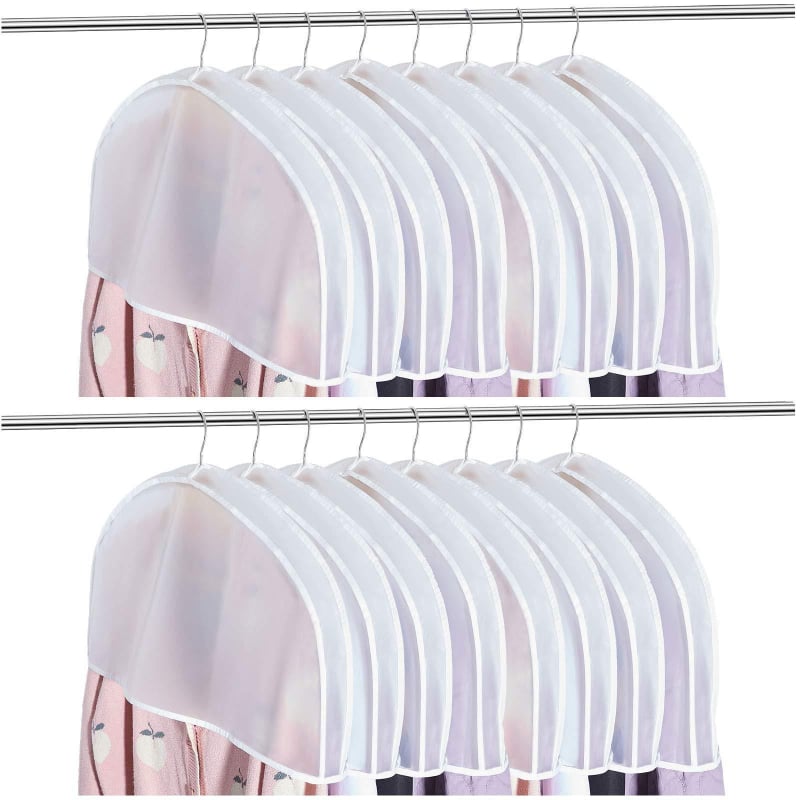 Plastmasas apģērbu pārsegs garderobei – putekļu aizsardzība un sezonāla uzglabāšana, vienkāršs un mūsdienīgs stils guļamistabai.