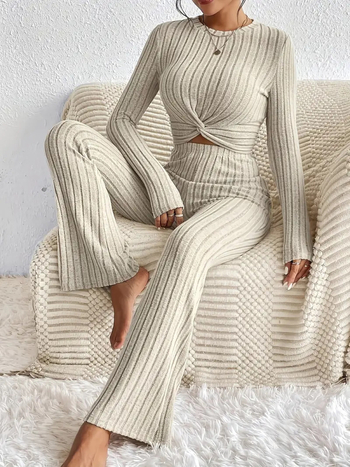 Moterų dviejų dalių megztinis kostiumas: ilgomis rankovėmis viršus ir platėjančios kelnės, poliesterio ir spandekso mišinys 90–95%, ruduo 2025, kasdienis japonų-korejiečių stilius