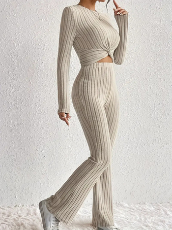 Moterų dviejų dalių megztinis kostiumas: ilgomis rankovėmis viršus ir platėjančios kelnės, poliesterio ir spandekso mišinys 90–95%, ruduo 2025, kasdienis japonų-korejiečių stilius