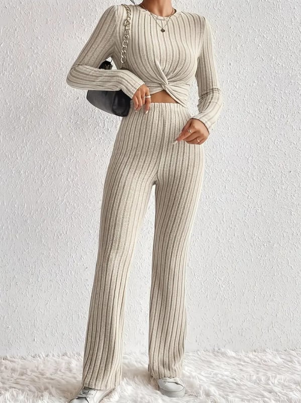 Moterų dviejų dalių megztinis kostiumas: ilgomis rankovėmis viršus ir platėjančios kelnės, poliesterio ir spandekso mišinys 90–95%, ruduo 2025, kasdienis japonų-korejiečių stilius