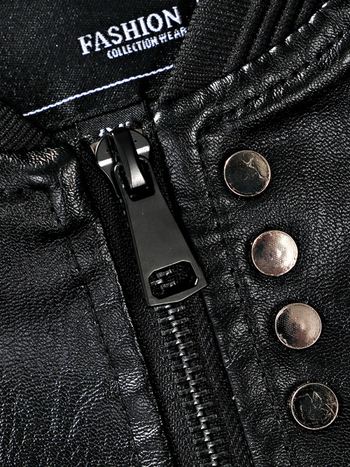 PU ādas jaka ar stāvošu kaklu, rāvējslēdzējs, brīvs siluets, garas piedurknes, poliestera iekšdaļa, ūdensnecaurlaidīga un vēja izturīga, rudens kolekcija