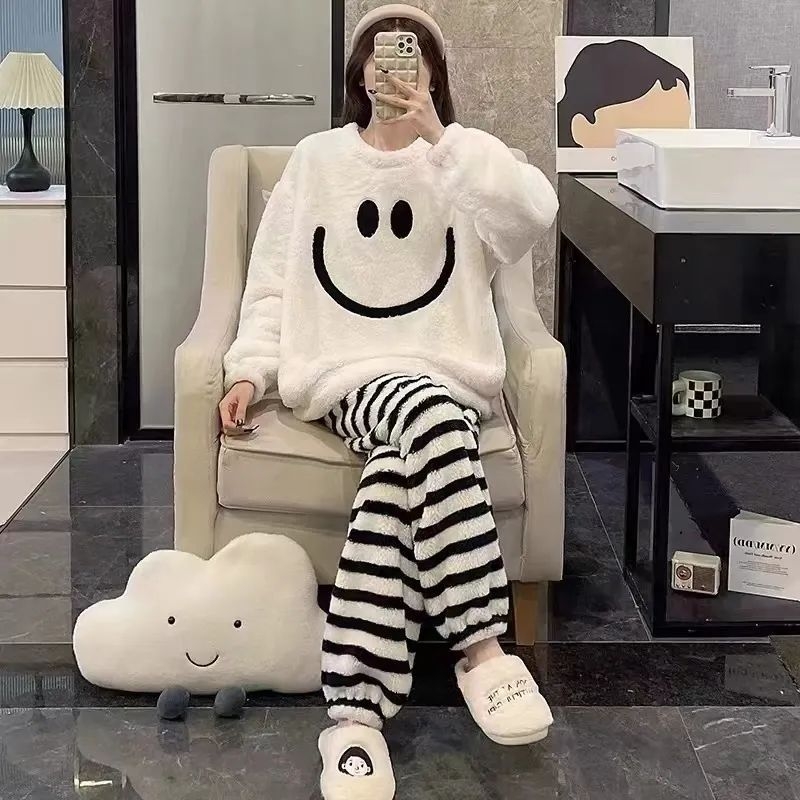 Moterų koralinis fliso pižamų komplektas su šypsenos spaudu, ilgomis rankovėmis, 3/4 kelnes – kasdieniam namų dėvėjimui, pavasaris 2025