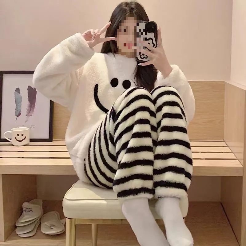 Moterų koralinis fliso pižamų komplektas su šypsenos spaudu, ilgomis rankovėmis, 3/4 kelnes – kasdieniam namų dėvėjimui, pavasaris 2025