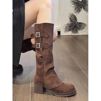 Ženske Martin čizme – visok vrat, velur gornji dio, kožna kopča, zaobljeni vrh, srednji blok potpetice, slip-on