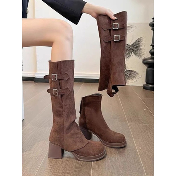 Ženske Martin čizme – visok vrat, velur gornji dio, kožna kopča, zaobljeni vrh, srednji blok potpetice, slip-on