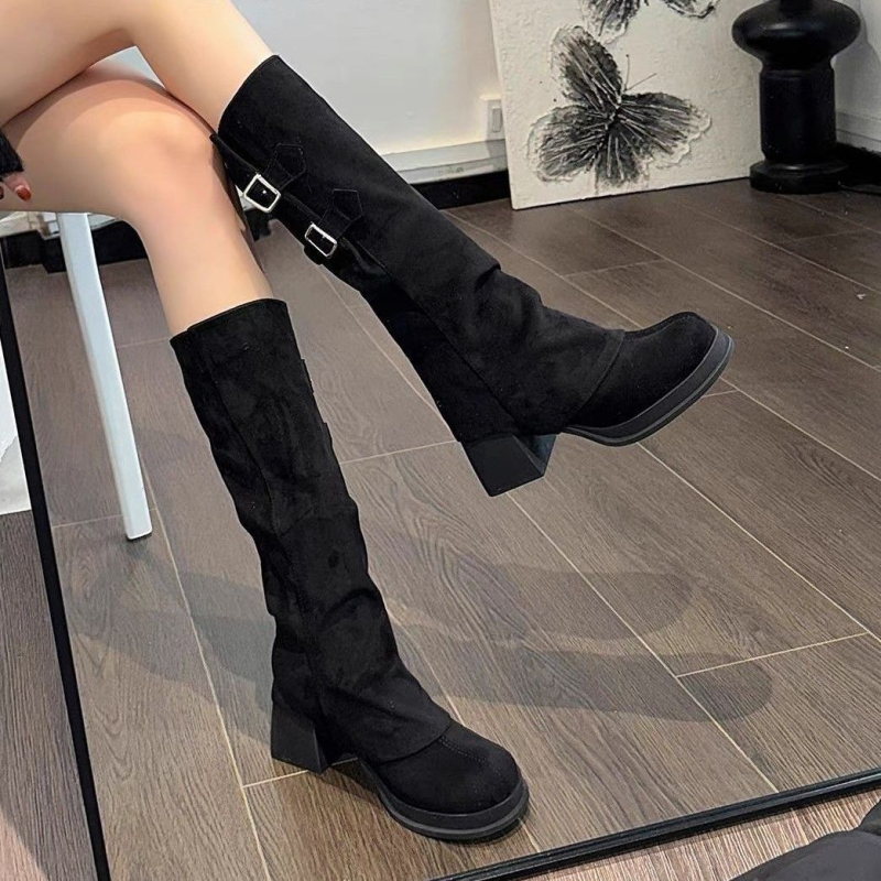 Ženske Martin čizme – visok vrat, velur gornji dio, kožna kopča, zaobljeni vrh, srednji blok potpetice, slip-on