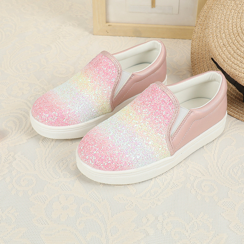 Sieviešu plakano apavi ar rhinestones un pērlēm, slēgto papēdi un bieza zole – virsma no kokvilnas auduma, iekšpuse no imitētas ādas