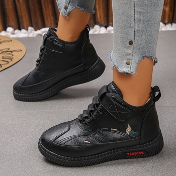 Čizme s resicama, PU gornji dio, gumena potplata, zatvaranje šniranjem, fleece podstava, niski goljenik, peta iznad 8 cm