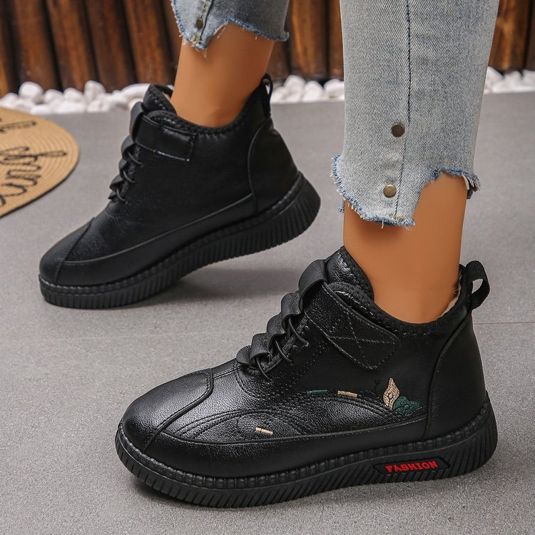 Čizme s resicama, PU gornji dio, gumena potplata, zatvaranje šniranjem, fleece podstava, niski goljenik, peta iznad 8 cm