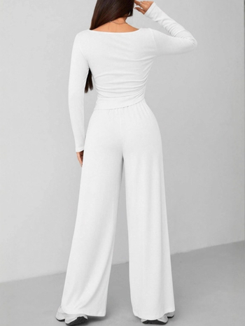 Kasdienio laisvalaikio komplektas su įglaudu kaklo topu ir ilgomis plačiomis kelnėmis; vienalytis pieno šilko audinys; poliesteris + elastanas (2025 pavasaris)