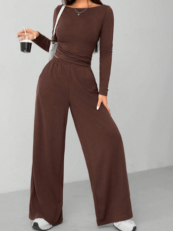 Kasdienio laisvalaikio komplektas su įglaudu kaklo topu ir ilgomis plačiomis kelnėmis; vienalytis pieno šilko audinys; poliesteris + elastanas (2025 pavasaris)