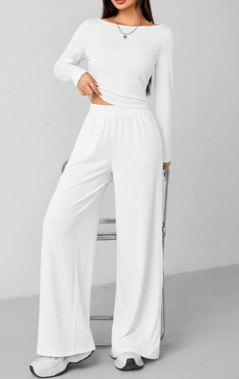 Kasdienio laisvalaikio komplektas su įglaudu kaklo topu ir ilgomis plačiomis kelnėmis; vienalytis pieno šilko audinys; poliesteris + elastanas (2025 pavasaris)