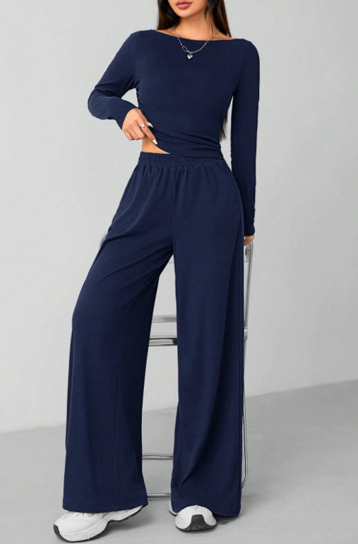 Kasdienio laisvalaikio komplektas su įglaudu kaklo topu ir ilgomis plačiomis kelnėmis; vienalytis pieno šilko audinys; poliesteris + elastanas (2025 pavasaris)