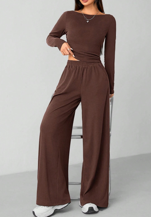 Kasdienio laisvalaikio komplektas su įglaudu kaklo topu ir ilgomis plačiomis kelnėmis; vienalytis pieno šilko audinys; poliesteris + elastanas (2025 pavasaris)