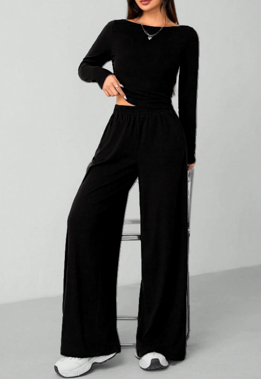 Kasdienio laisvalaikio komplektas su įglaudu kaklo topu ir ilgomis plačiomis kelnėmis; vienalytis pieno šilko audinys; poliesteris + elastanas (2025 pavasaris)