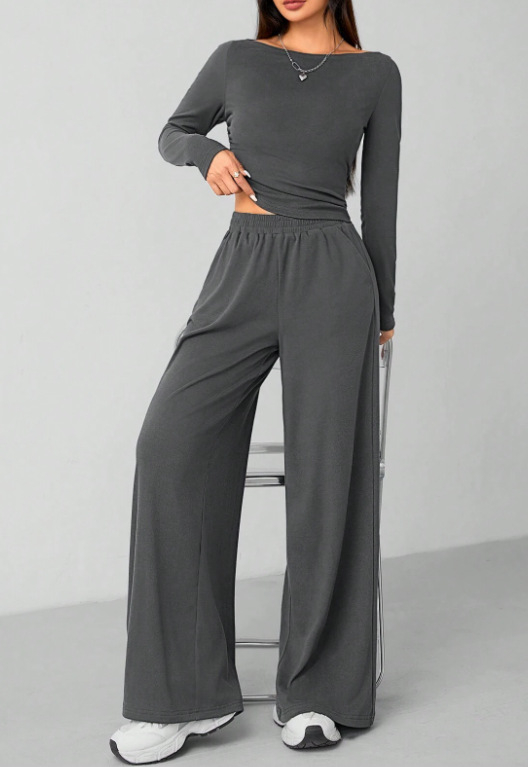 Kasdienio laisvalaikio komplektas su įglaudu kaklo topu ir ilgomis plačiomis kelnėmis; vienalytis pieno šilko audinys; poliesteris + elastanas (2025 pavasaris)