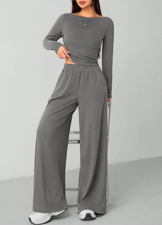 Kasdienio laisvalaikio komplektas su įglaudu kaklo topu ir ilgomis plačiomis kelnėmis; vienalytis pieno šilko audinys; poliesteris + elastanas (2025 pavasaris)