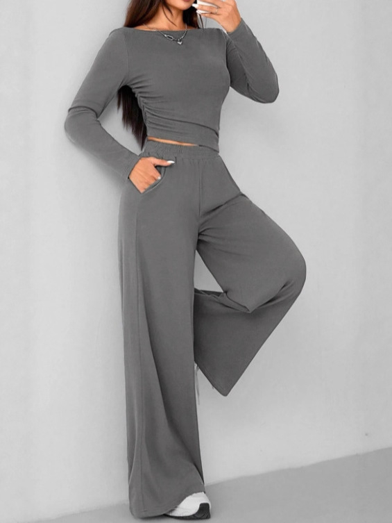 Kasdienio laisvalaikio komplektas su įglaudu kaklo topu ir ilgomis plačiomis kelnėmis; vienalytis pieno šilko audinys; poliesteris + elastanas (2025 pavasaris)