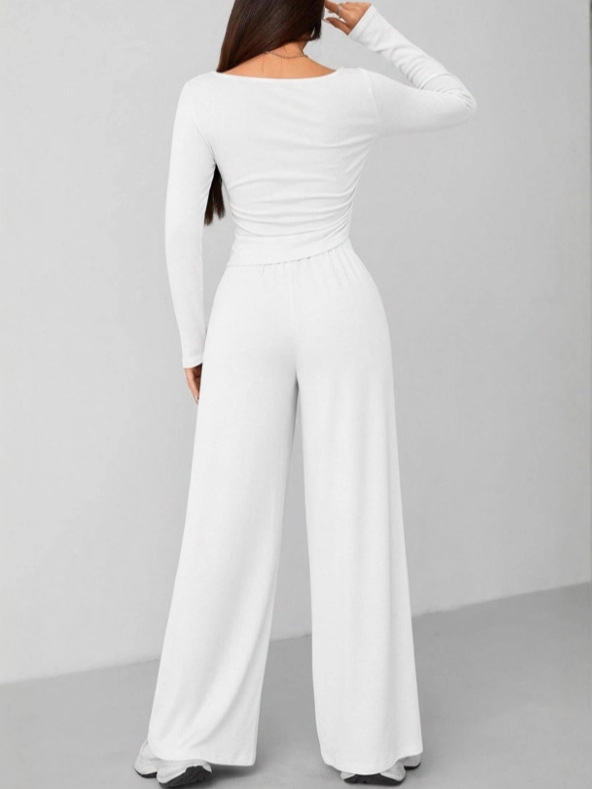 Kasdienio laisvalaikio komplektas su įglaudu kaklo topu ir ilgomis plačiomis kelnėmis; vienalytis pieno šilko audinys; poliesteris + elastanas (2025 pavasaris)