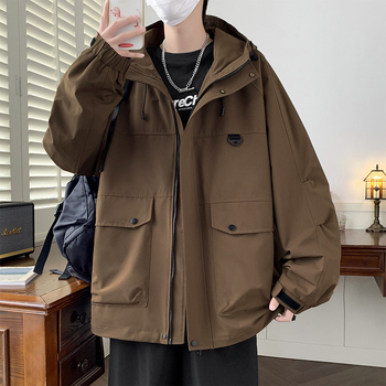 Muška kordurova jakna s kapuljom, opuštenog kroja, odvojiva kapuljača, jednostruko prednje zatvaranje, dugi rukavi, regularna duljina, glavni materijal: krzno zeca, proljeće 2025